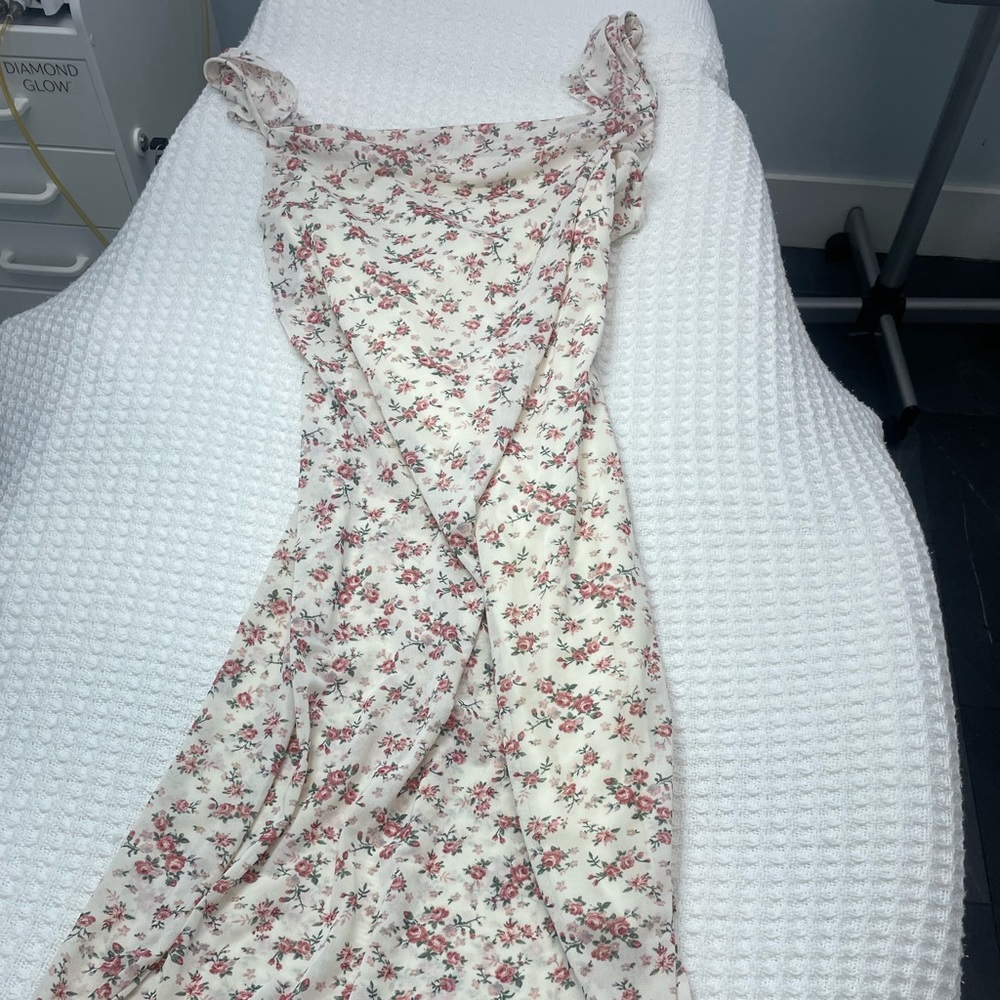 Chic Floral Dress in Cream and Pink